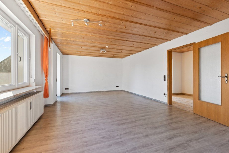 Gro�z�giges Wohnzimmer im Erdgeschoss Mehrfamilienhaus Fischach