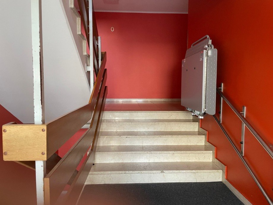 Treppenhaus mit Lifter f�r Rollst�hle und Kinderw�gen Etagenwohnung Augsburg
