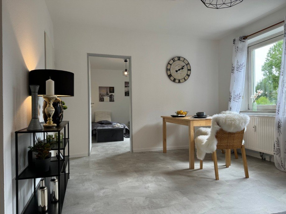 Essbereich mit Blick ins Schlafzimmer Etagenwohnung Augsburg