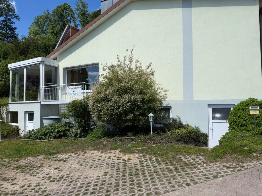 Stellplatz und Eing�nge zur Werkstatt und Waschk�che Einfamilienhaus Aichach-Sulzbach