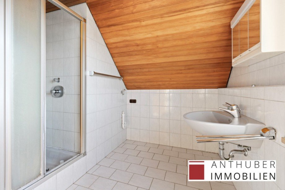 Bad mit Dusche im OG Mehrfamilienhaus Fischach