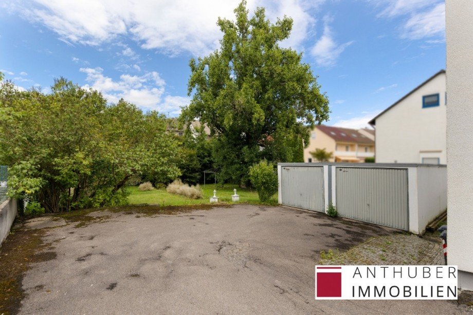 Doppelgarage und Zufahrt zum Baugrundst�ck Mehrfamilienhaus Aystetten