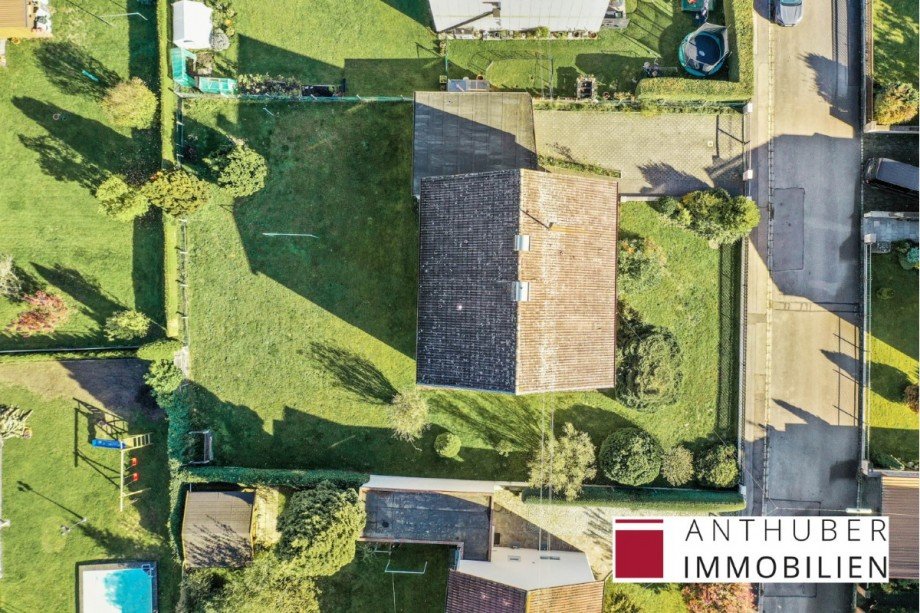 Ein gro�er Garten vor und hinter dem Haus Einfamilienhaus Langweid