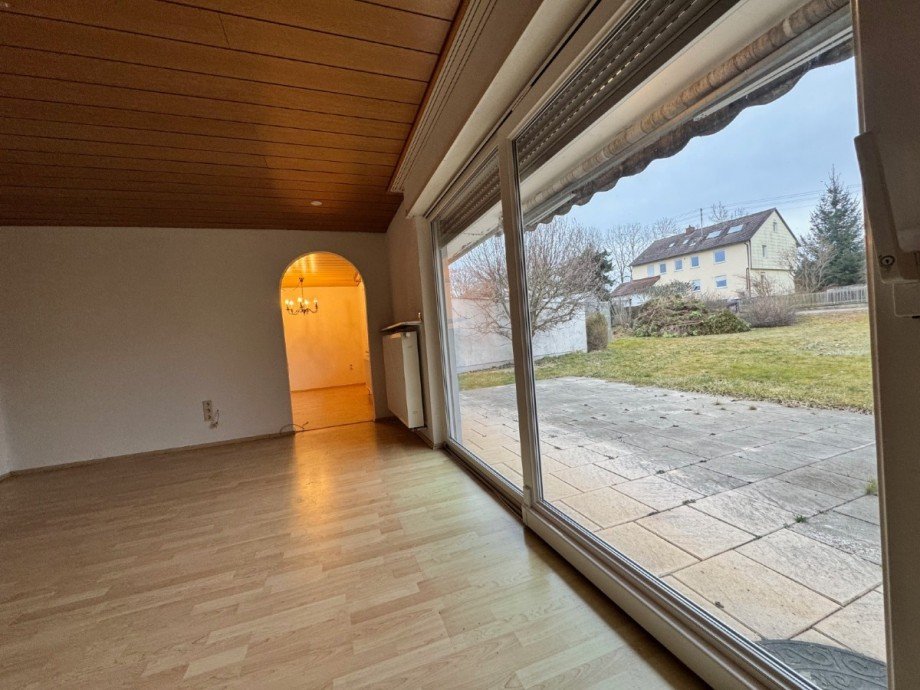 Wohnzimmer mit Blick auf die Terrasse Einfamilienhaus Gessertshausen