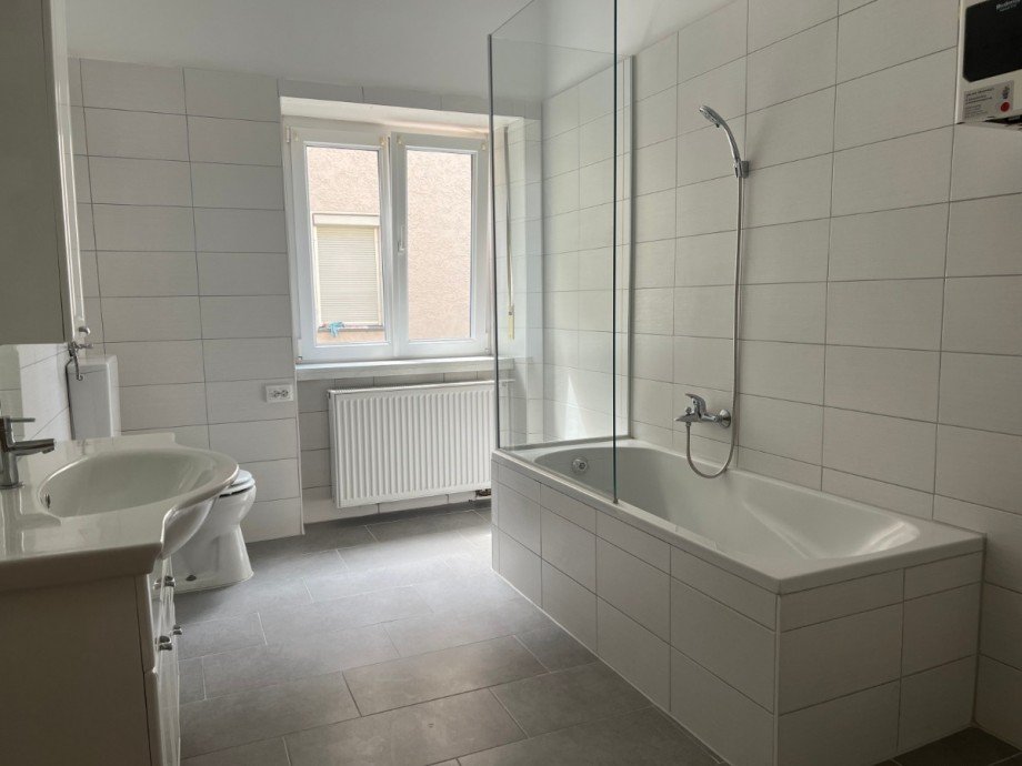 modernes, gro�z�giges Bad WHG 1 Mehrfamilienhaus Augsburg