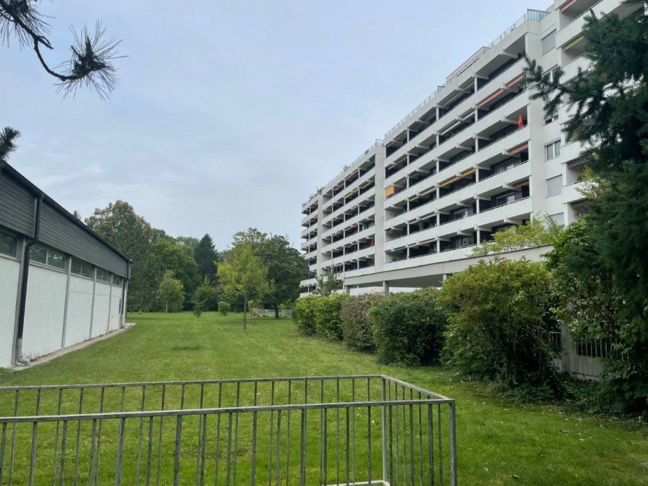Blick ins Gr�ne und auf das Schwimmbad Etagenwohnung Augsburg