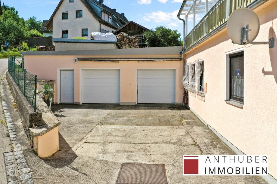 Blick auf die Garagen Einfamilienhaus Mickhausen